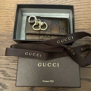 Gucci 6 key holder with charms.